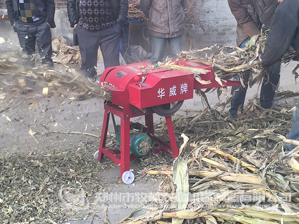 小型鍘草機(jī)鍘切秸稈.JPG